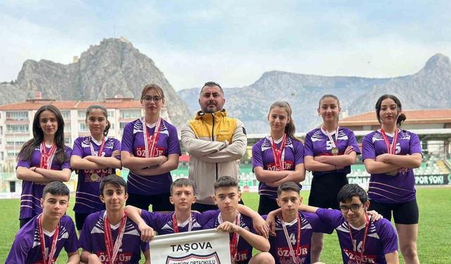 Taşova Atatürk Ortaokulu’ndan atletizmde 10 yılda 10 şampiyonluk