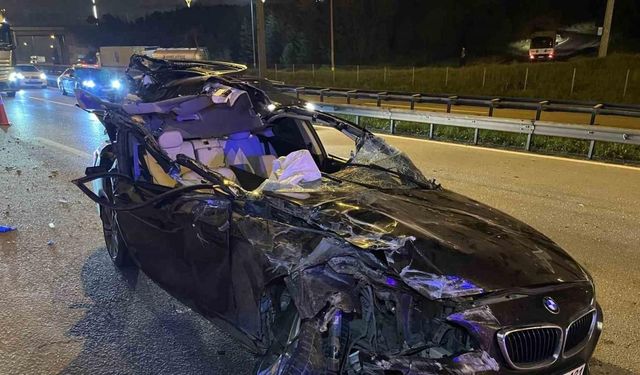 TEM’de tıra çarpan otomobilin tavanı koptu: 1 ölü, 2 yaralı