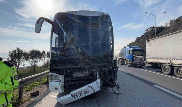 TEM’de yolcu otobüsü, tır ve hafif ticari araç çarpıştı : 1’i ağır 9 yaralı