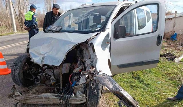 Tıra çarpan hafif ticari aracın sürücüsü ağır yaralandı