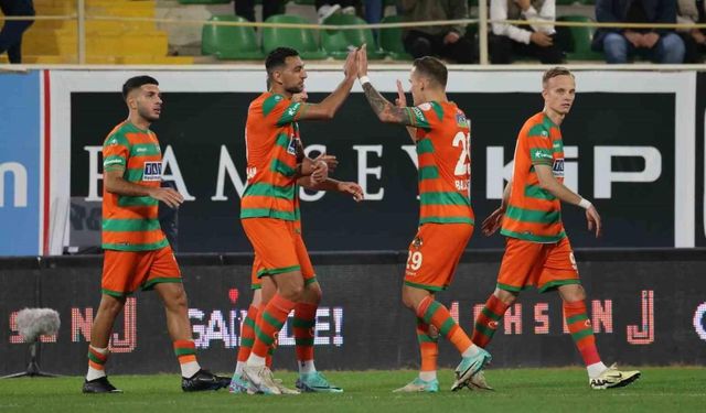 Trendyol Süper Lig: Alanyaspor: 2 - Trabzonspor: 0 (İlk yarı)