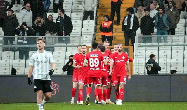 Trendyol Süper Lig: Beşiktaş: 0 - Antalyaspor: 2 (İlk yarı)