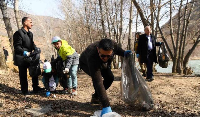 Tunceli’de yüzlerce kişi Munzur Vadisi Milli Parkı’nı temizledi