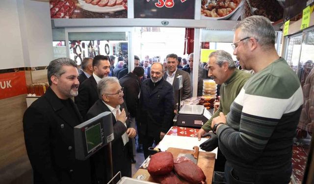 Üzüm’den gündüz esnaf ziyaretleri, akşam gençlik buluşmaları