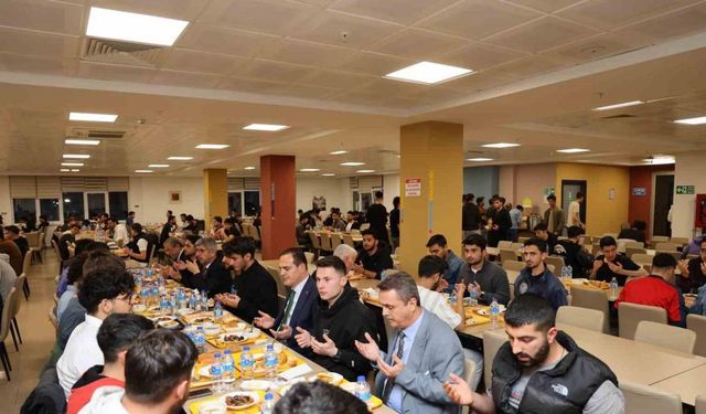 Vali Akbıyık, KYK öğrencileri ile iftar yaptı