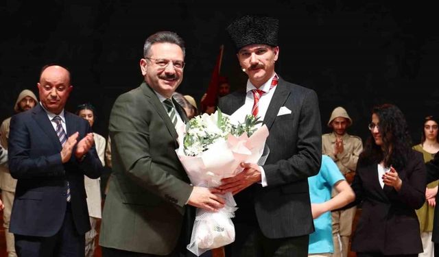 Vali Hüseyin Aksoy, “Cumhuriyete Doğru” adlı tiyatro oyunu büyük ilgi ile izledi