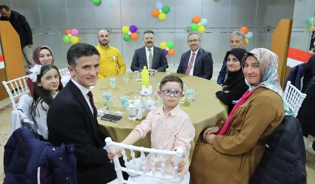 Vali Hüseyin Aksoy Down sendromlu çocuklar ve aileleriyle bir araya geldi