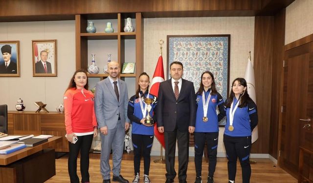 Vali Işın, dereceyle dönen sporcuları kabul etti