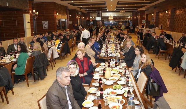 Vali Işın sağlık çalışanlarıyla iftar yaptı