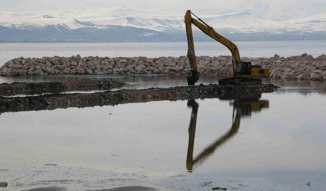 Van Gölü’ndeki çekilme limanları kullanılamaz hale getiriyor