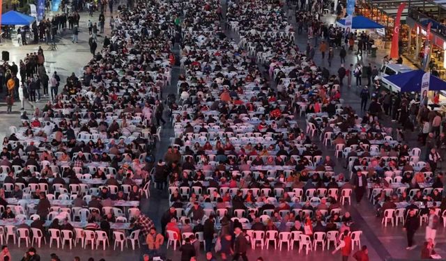 Vatandaşlar Aydın Büyükşehir Belediyesi’nin iftar sofralarında buluşuyor