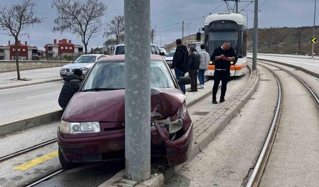 Virajı alamayan otomobil tramvay yoluna girdi