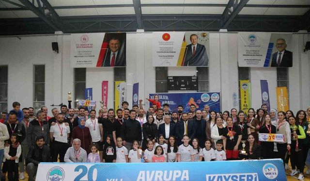 Voleybol turnuvasında dereceye giren takımlara ödülleri veridi