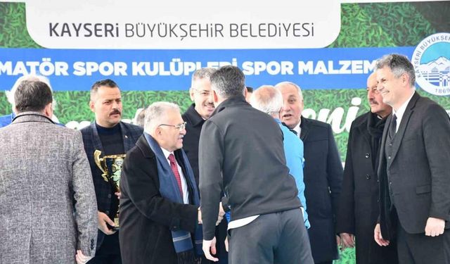 Yahyalıspor kupasını aldı