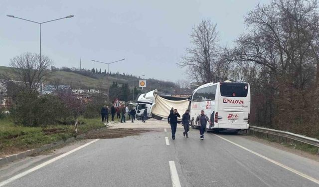 Yalova’da devrilen mıcır yüklü tıra otobüs çarptı