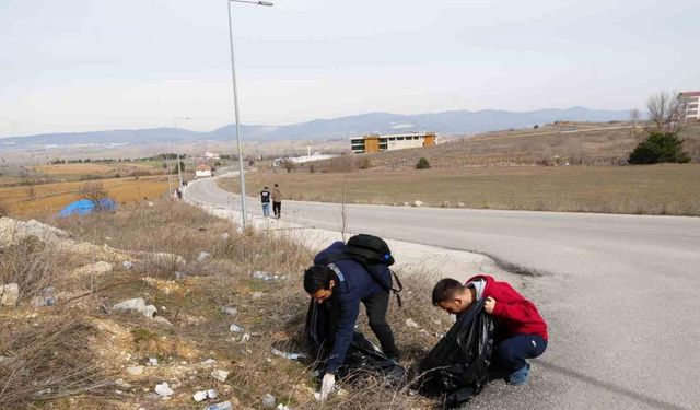 Yol kenarındaki atıklardan rahatsız olan iki öğrenci kolları sıvadı, 160 kilogram çöp topladı