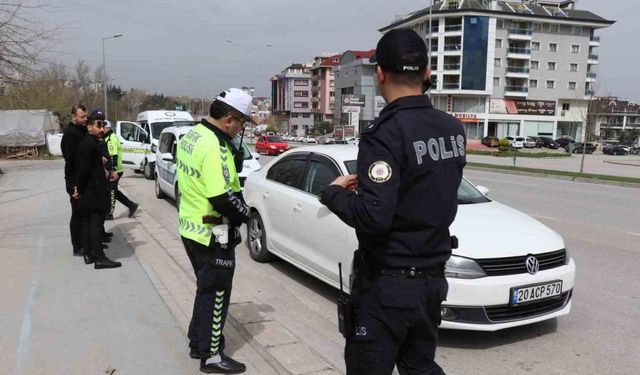 Yolun karşısına geçerken otomobilin çarptığı yaşlı adam kurtarılamadı