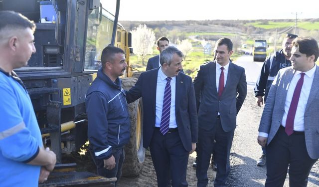 Edirne İl Özel İdaresinin köy yollarındaki sıcak asfalt çalışmaları sürüyor