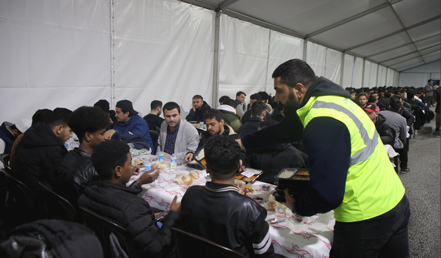 Büyükşehir’in iftar geleneği: Farklı diller ve kültürler Ramazan’da aynı duada buluşuyor