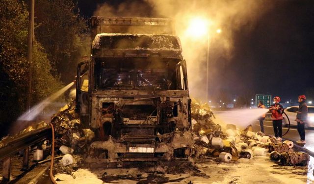 Anadolu Otoyolu’nda elyaf iplik yüklü tır yanarak hurdaya döndü