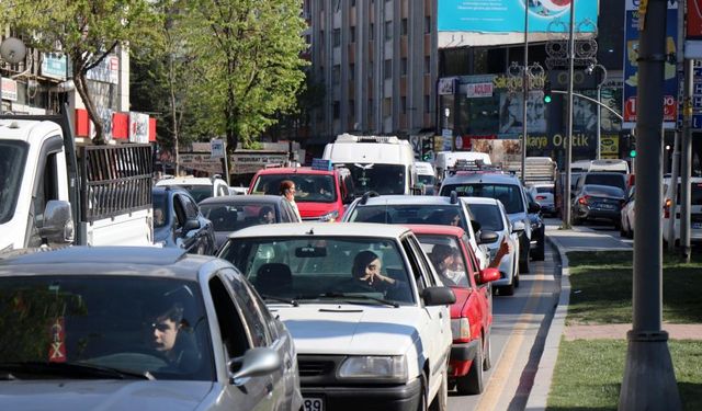 Şehrin merkezinde bayram yoğunluğu: Trafik felç oldu