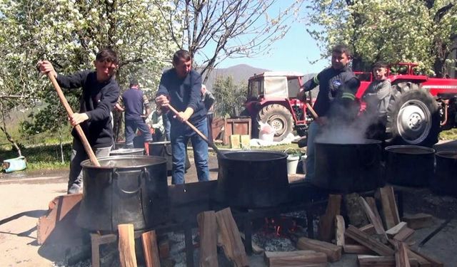 Asırlık gelenek: Gencinden yaşlısına herkes o kazanların başına geçti