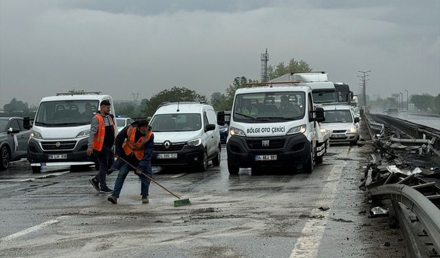 Anadolu Otoyolu'nda sürücüsünün makas atarak ilerlediği tır bariyerlere çarptı