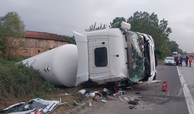 Anadolu Otoyolu'nun Sakarya geçişinde tıra çarpan tankerin sürücüsü yaralandı