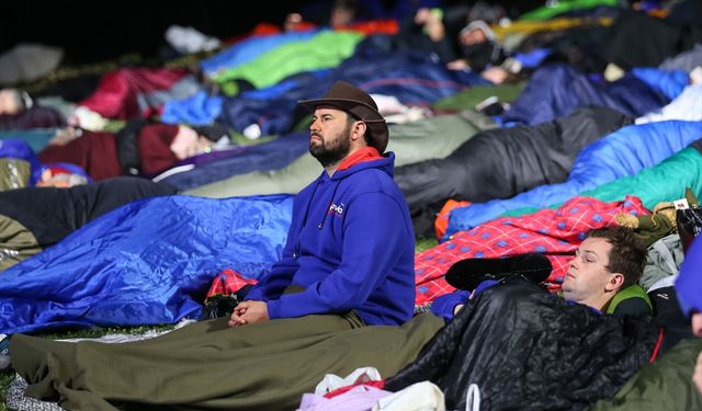 Anzak torunları geleneksel "Şafak Ayini" için Anzak Koyu'na geldi