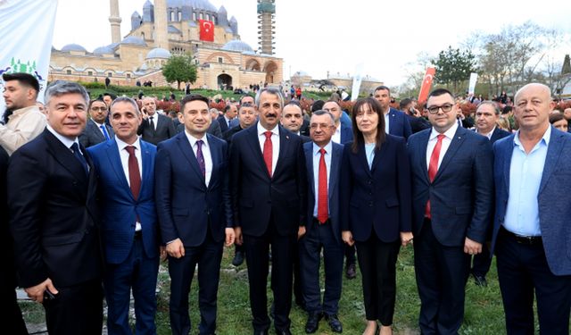 Balkanlar'ı buluşturan Selimiye Meydanı'ndaki iftara 5 bin kişi katıldı