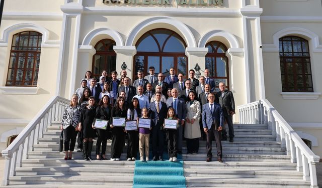 Bilecik Valisi Aygöl, Yeşilay'ın yarışmasında kazananlara ödüllerini verdi