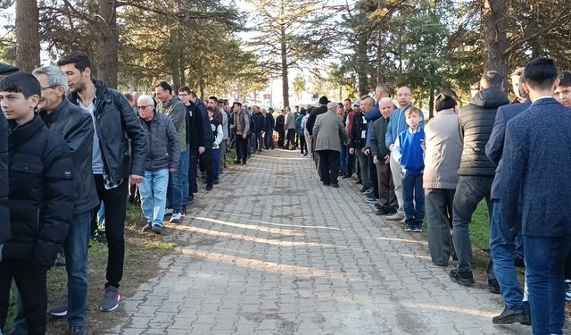 Bilecik'te geleneği yaşatan ilçe halkı bayram namazından sonra mezarlık ziyaretine gitti