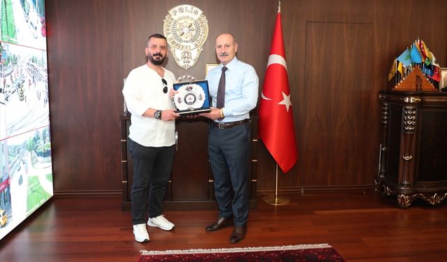 Bursa İl Emniyet Müdürü Zaimoğlu, polisten kaçan şüpheliyi yakalayan esnafı kabul etti