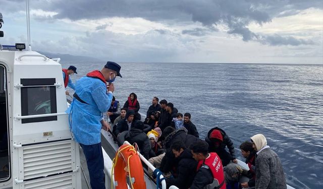 Çanakkale açıklarında 29 düzensiz göçmen kurtarıldı