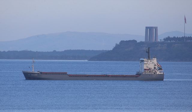 Çanakkale Boğazı'nda yangın çıkan kuru yük gemisi demir bölgesinde bekletiliyor