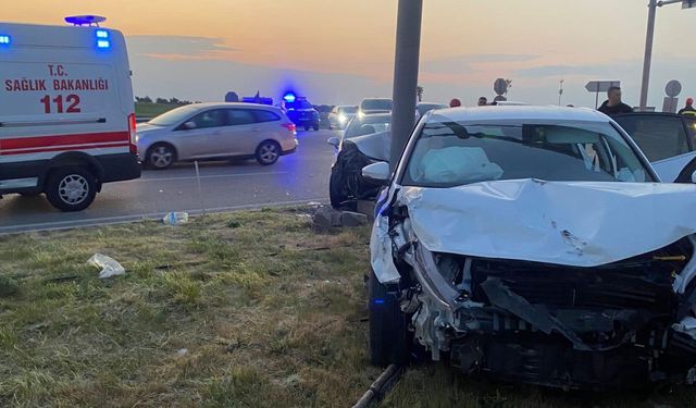 Çanakkale'de iki otomobilin çarpıştığı kazada 1 kişi öldü, 6 kişi yaralandı