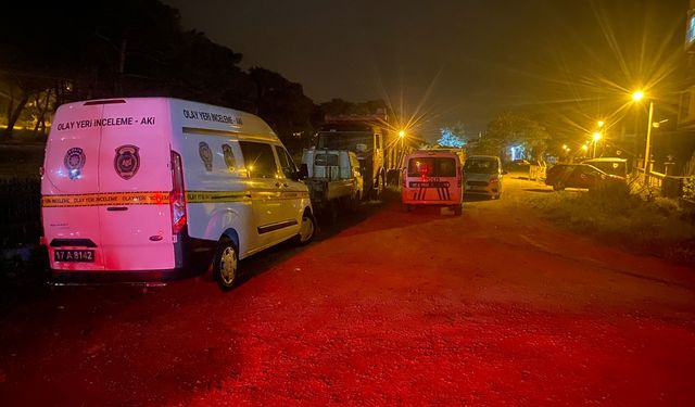 Çanakkale'de otoparkta alev alan otomobil paniğe neden oldu