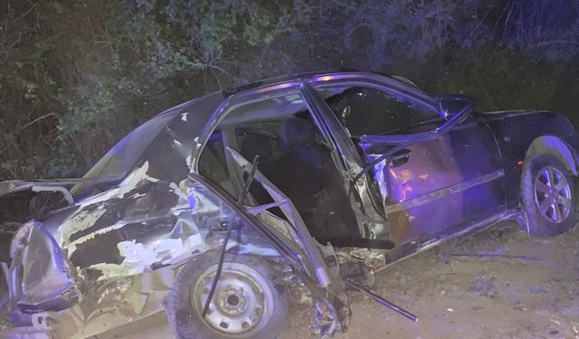 Çınarcık'ta otomobil ile hafif ticari aracın çarpıştığı kazada 4 kişi yaralandı