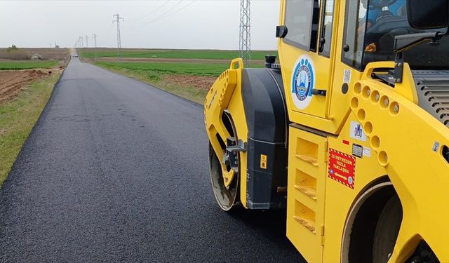 Edirne İl Özel İdaresinin köy yollarındaki sıcak asfalt çalışmaları devam ediyor