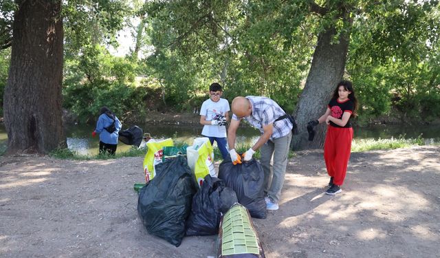 Edirne'de çevre gönüllüleri Tunca Nehri'nde temizlik yaptı