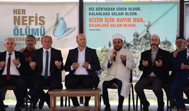 Ferizli'de bayram arifesinde ilçe mezarlığında program yapıldı