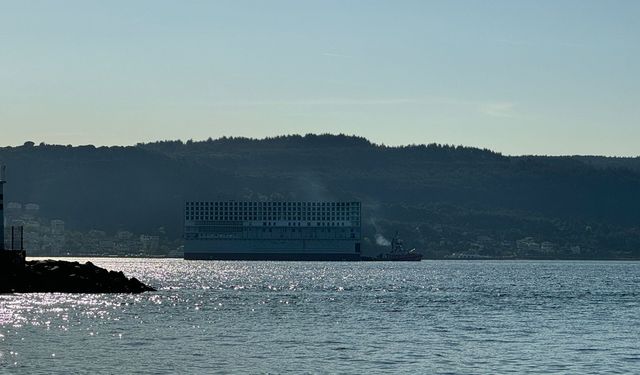 İnşa halindeki kruvaziyer Çanakkale Boğazı'ndan geçti