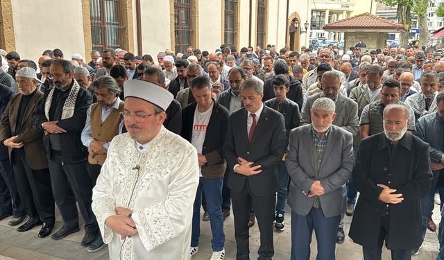 İsrail saldırılarında hayatını kaybedenler için Sakarya ve Kocaeli'de gıyabi cenaze namazı kılındı