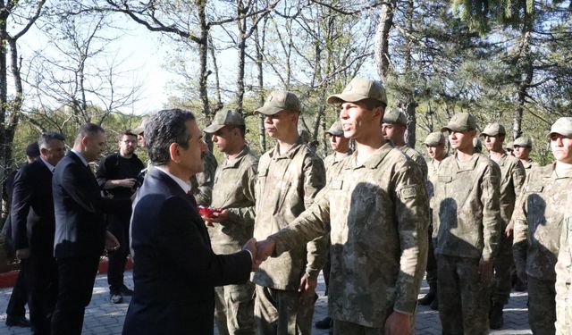 Kırklareli Valisi Ekici, Bulgaristan sınırında nöbet tutan Mehmetçik'in bayramını tebrik etti