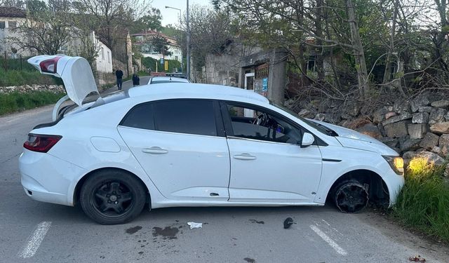 Kırklareli'nde otomobille jandarmadan kaçarken kaza yapan 3 düzensiz göçmen yakalandı