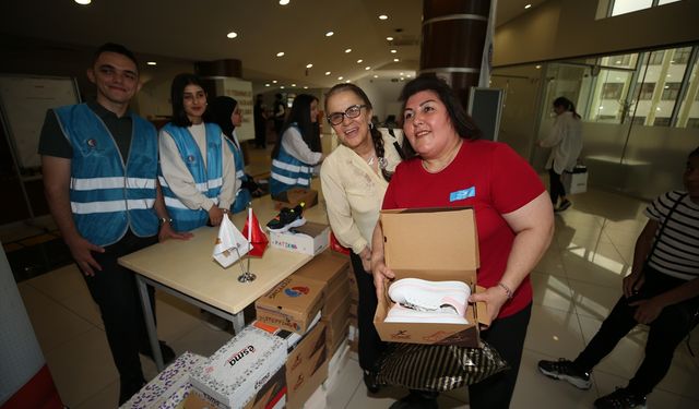 Konseri izlemek için bilet değil, depremzede çocuklar için ayakkabı aldılar