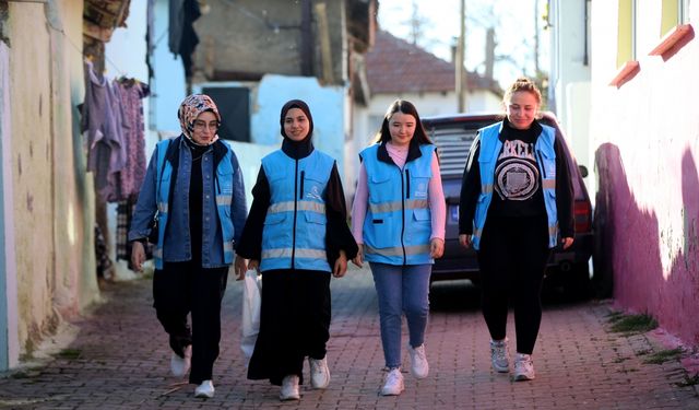 Öğrenciler yurtlardaki fazla yemekleri ihtiyaç sahiplerine ulaştırıyor