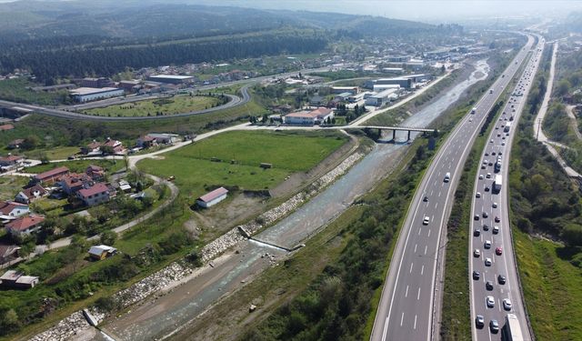 Otoyollarda bayram tatili dolayısıyla trafikte akıcı yoğunluk sürüyor