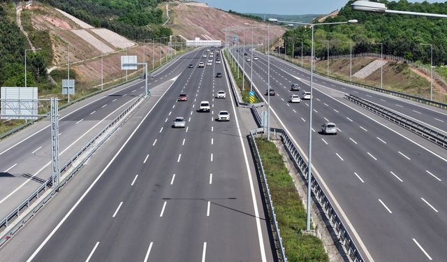 Otoyollarda bayram tatili dönüşü hareketliliği yaşanıyor