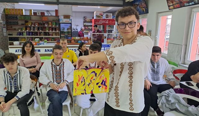 Romanyalı lise öğrencileri, Sakarya'da ilk kez ebru sanatını deneyimledi